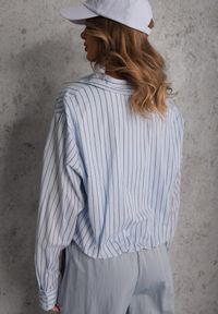 Renee - Niebieska Oversizowa Koszula z Bawełny w Pionowe Paseczki z Gumką Kadink. Okazja: na co dzień. Typ kołnierza: kołnierzyk klasyczny. Kolor: niebieski. Materiał: bawełna. Wzór: paski. Styl: casual, elegancki, klasyczny #3