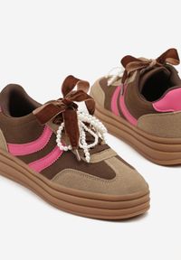 Renee - Brązowe Sneakersy Tenisówki na Tłoczonej Platformie Ozdobione Perłami Ashinne. Okazja: na co dzień. Kolor: brązowy. Wzór: aplikacja. Obcas: na platformie #5