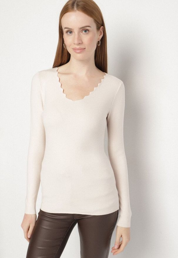 Born2be - Beżowy Dopasowany Sweter z Nieregularnym Dekoltem w Serek Fenarela. Okazja: do pracy, na co dzień, na spotkanie biznesowe. Typ kołnierza: dekolt w serek. Kolor: beżowy. Materiał: jeans. Styl: casual, biznesowy