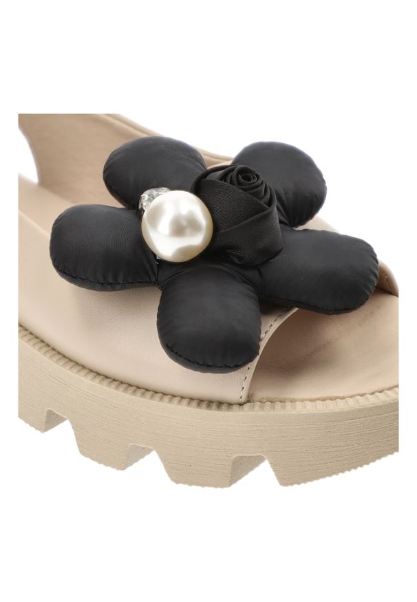 CheBello - Beżowe Sandały Chebello Modne Obuwie Damskie Z Kwiatkiem. Zapięcie: pasek. Kolor: beżowy. Materiał: skóra, materiał. Wzór: kwiaty. Sezon: lato. Styl: elegancki