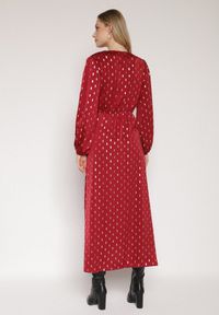 Born2be - Bordowa Kopertowa Sukienka z Wiązaniem w Pasie i Metalicznym Nadrukiem Reisana. Okazja: na co dzień. Typ kołnierza: dekolt w serek. Kolor: czerwony. Wzór: nadruk. Typ sukienki: kopertowe. Styl: klasyczny, casual, elegancki #7