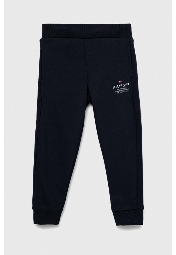 TOMMY HILFIGER - Tommy Hilfiger spodnie dresowe dziecięce kolor granatowy z nadrukiem. Okazja: na co dzień. Kolor: niebieski. Materiał: dresówka. Wzór: nadruk. Styl: casual