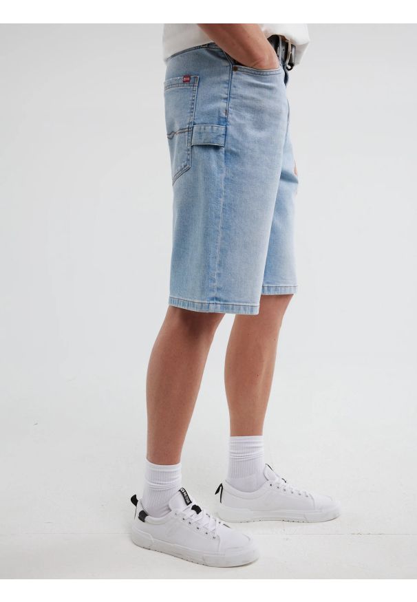 Big-Star - Szorty męskie jeansowe z przetarciami jasnoniebieskie Aleksy Workwear 220. Okazja: na co dzień. Stan: podwyższony. Kolor: niebieski. Materiał: jeans. Sezon: lato. Styl: vintage, casual, klasyczny