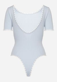 Born2be - Jasnoniebieskie Body z Wiskozą Zdobione Lamówką i Wycięciem na Plecach Redissia. Okazja: na co dzień. Kolor: niebieski. Materiał: wiskoza. Długość rękawa: krótki rękaw. Długość: krótkie. Wzór: aplikacja. Styl: sportowy, klasyczny, elegancki, casual #3
