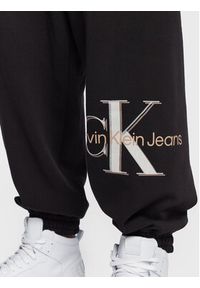 Calvin Klein Jeans Spodnie dresowe J30J322482 Czarny Regular Fit. Kolor: czarny. Materiał: syntetyk, bawełna