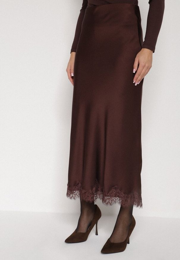 Born2be - Brązowa Satynowa Spódnica z Koronkowym Zdobieniem Silfera. Okazja: na co dzień, na spotkanie biznesowe. Kolor: brązowy. Materiał: satyna, koronka. Wzór: aplikacja. Styl: biznesowy, klasyczny, casual