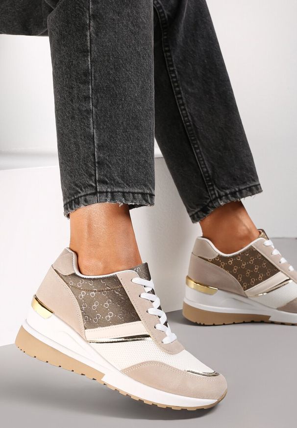 Renee - Ciemnobeżowe Sneakersy Anatachus. Okazja: na co dzień. Wysokość cholewki: przed kostkę. Kolor: beżowy. Materiał: materiał. Szerokość cholewki: normalna. Wzór: aplikacja. Obcas: na koturnie