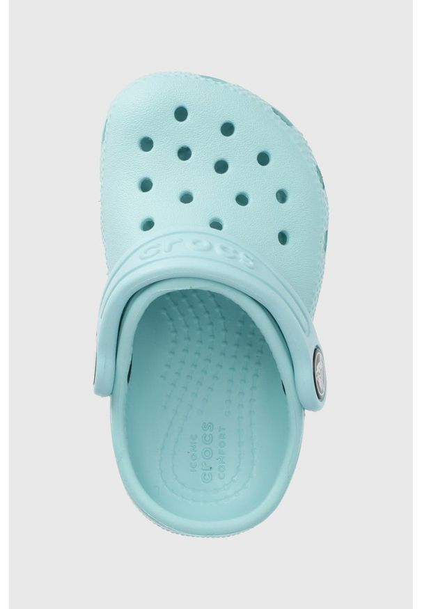 Crocs klapki dziecięce. Kolor: niebieski. Materiał: guma, materiał. Wzór: gładki. Obcas: na obcasie. Wysokość obcasa: niski