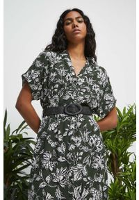 medicine - Medicine sukienka kolor zielony midi prosta. Kolor: zielony. Materiał: tkanina. Długość rękawa: krótki rękaw. Typ sukienki: proste. Długość: midi #4