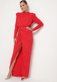 Born2be - Czerwona Koktajlowa Sukienka o Dopasowanym Kroju z Marszczeniem Besiel. Kolor: czerwony. Styl: wizytowy #5
