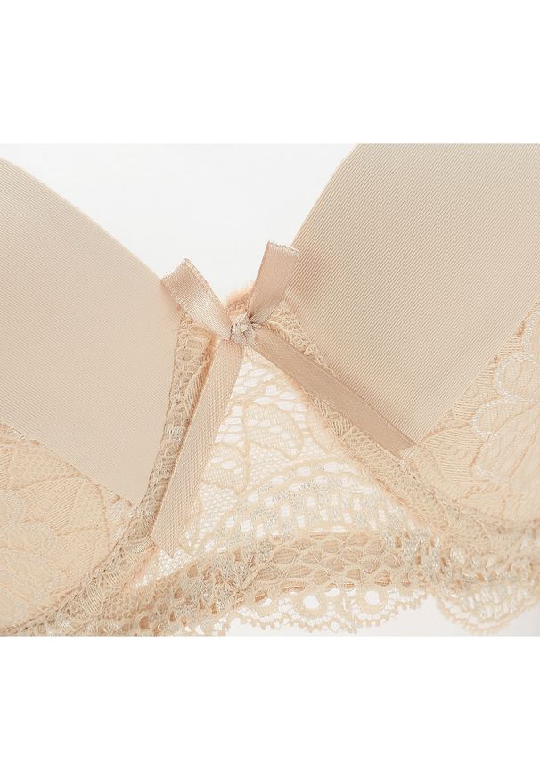Intica - Biustonosz push-up z usztywnieniem i subtelnymi zdobieniami Veritchka. Kolor: beżowy. Materiał: tkanina. Rodzaj stanika: push-up. Wzór: aplikacja