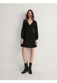 Reserved - Sukienka z ozdobnymi kontrafałdami - czarny. Kolor: czarny. Materiał: tkanina, wiskoza. Wzór: gładki