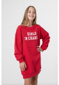 4f - 4F sukienka dziecięca kolor czerwony mini prosta. Okazja: na co dzień. Typ kołnierza: kaptur. Kolor: czerwony. Długość rękawa: długi rękaw. Wzór: nadruk. Typ sukienki: proste. Styl: casual. Długość: mini #1