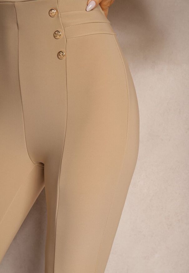 Renee - Beżowe Legginsy Bawełniane High Waist Ozdobione Guzikami Liorvia. Stan: podwyższony. Kolor: beżowy. Materiał: bawełna. Wzór: aplikacja. Styl: elegancki
