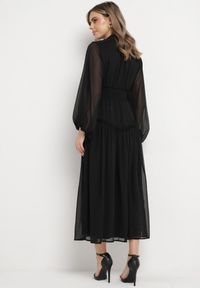 Born2be - Czarna Długa Sukienka Koktajlowa w Stylu Retro z Plisami i Stójką Leowia. Typ kołnierza: kołnierzyk stójkowy. Kolor: czarny. Styl: wizytowy, retro. Długość: maxi #4