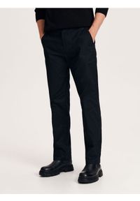 Reserved - Spodnie chino regular - czarny. Kolor: czarny. Materiał: tkanina, bawełna. Wzór: gładki