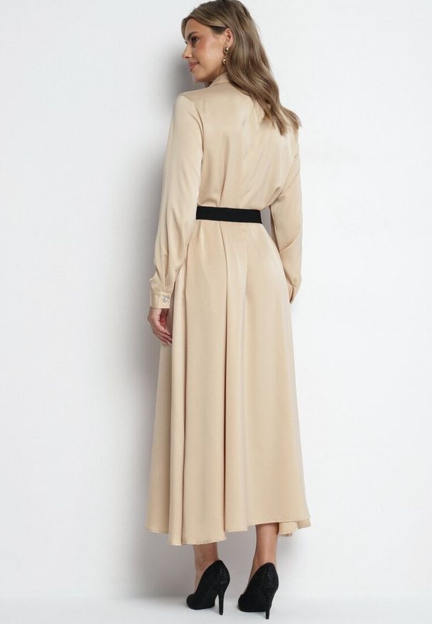 Born2be - Beżowa Sukienka Szmizjerka z Satyny Ozdobiona Paskiem i Imitacjami Kieszeni Vamilea. Okazja: na co dzień. Kolor: beżowy. Materiał: satyna. Wzór: aplikacja. Typ sukienki: szmizjerki. Styl: casual, elegancki, klasyczny