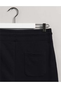 GANT - Czarne spodnie dresowe z haftowanym logo. Kolor: czarny. Materiał: dresówka. Wzór: haft #2