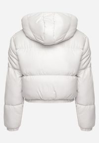 Born2be - Jasnoszara Kurtka Pikowana o Krótkim Fasonie z Kapturem Tinthella. Okazja: na spacer, na co dzień. Typ kołnierza: kaptur. Kolor: szary. Materiał: jeans. Długość: krótkie. Wzór: aplikacja. Styl: casual, elegancki #4