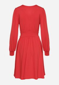 Born2be - Czerwona Rozkloszowana Sukienka z Wiskozą Selithiel. Okazja: na wesele, na ślub cywilny, na imprezę. Typ kołnierza: dekolt w serek. Kolor: czerwony. Materiał: wiskoza. Styl: elegancki #6