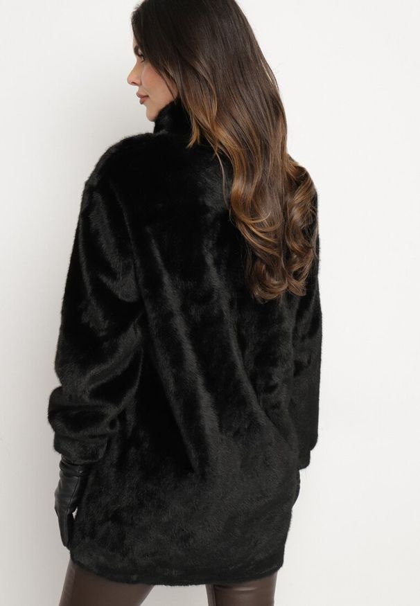 Born2be - Czarny Futrzany Płaszcz ze Stójką i Kieszeniami Salinea. Typ kołnierza: kołnierzyk stójkowy. Kolor: czarny. Materiał: futro. Długość rękawa: długi rękaw. Długość: długie. Sezon: zima, jesień. Styl: klasyczny, wizytowy