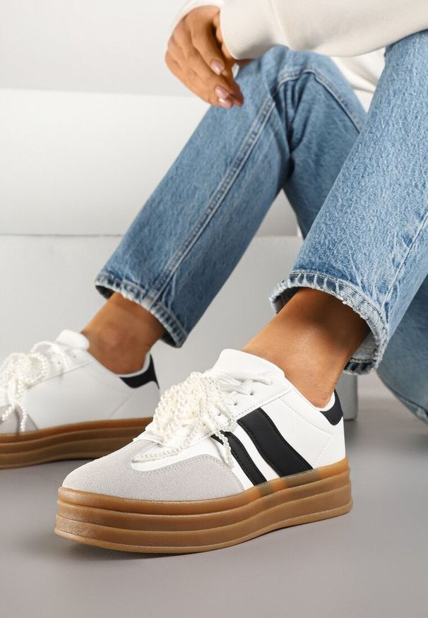 Born2be - Białe Sneakersy z Odpinaną Zawieszką z Pereł na Niskiej Platformie Anobe. Okazja: na co dzień. Zapięcie: sznurówki. Kolor: biały. Materiał: jeans. Obcas: na platformie. Wysokość obcasa: niski