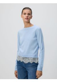 Reserved - Sweter z koronkowym zdobieniem - jasnoniebieski. Kolor: niebieski. Materiał: koronka. Wzór: aplikacja #1