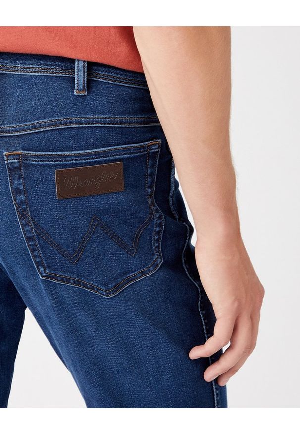 Wrangler - WRANGLER TEXAS SLIM MĘSKIE SPODNIE JEANSOWE BLUE SILK W12SCV39Z 112145789
