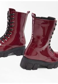 bonprix - Botki sznurowane, lakierowane. Okazja: na co dzień. Kolor: czerwony. Materiał: lakier. Styl: militarny, casual #3