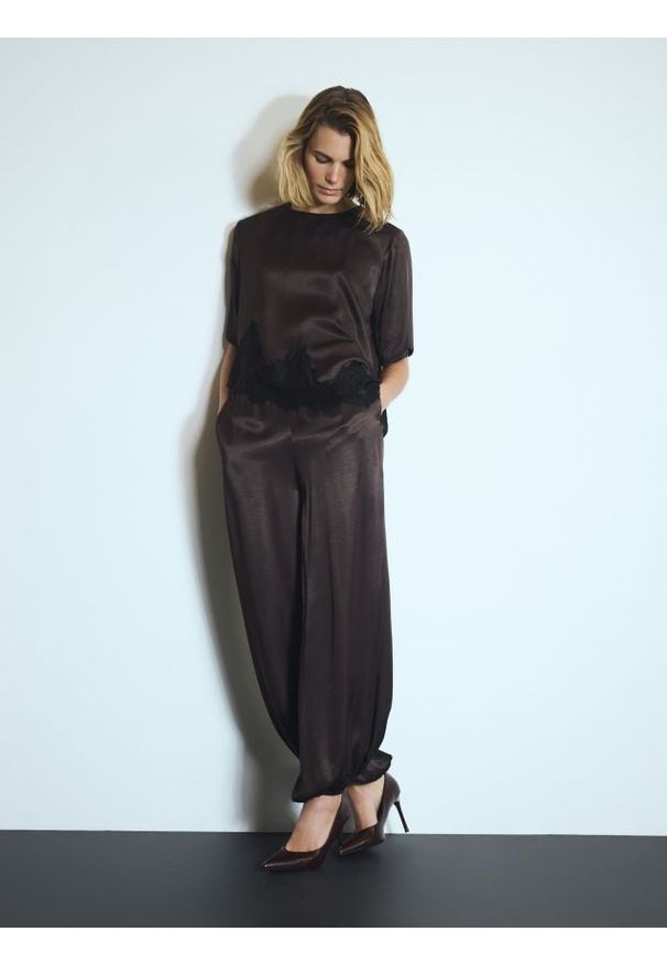 Reserved - Spodnie z wiskozy - ciemnobrązowy. Kolor: brązowy. Materiał: wiskoza