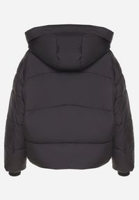 Born2be - Czarna Kurtka Pikowana o Pudełkowym Kroju z Kapturem i Ściągaczami Hediana. Okazja: na co dzień. Typ kołnierza: kaptur. Kolor: czarny. Materiał: jeans, materiał. Długość rękawa: długi rękaw. Długość: długie. Styl: sportowy, casual, elegancki #7