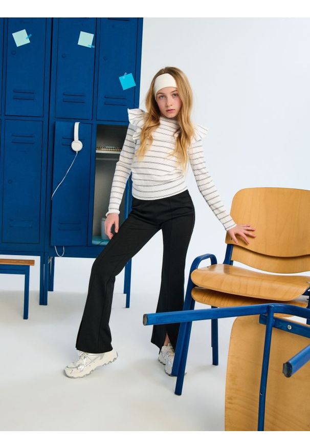 Sinsay - Koszulka z długimi rękawami z prążkowanej dzianiny - wielobarwny. Materiał: dzianina, prążkowany. Długość rękawa: długi rękaw. Długość: długie