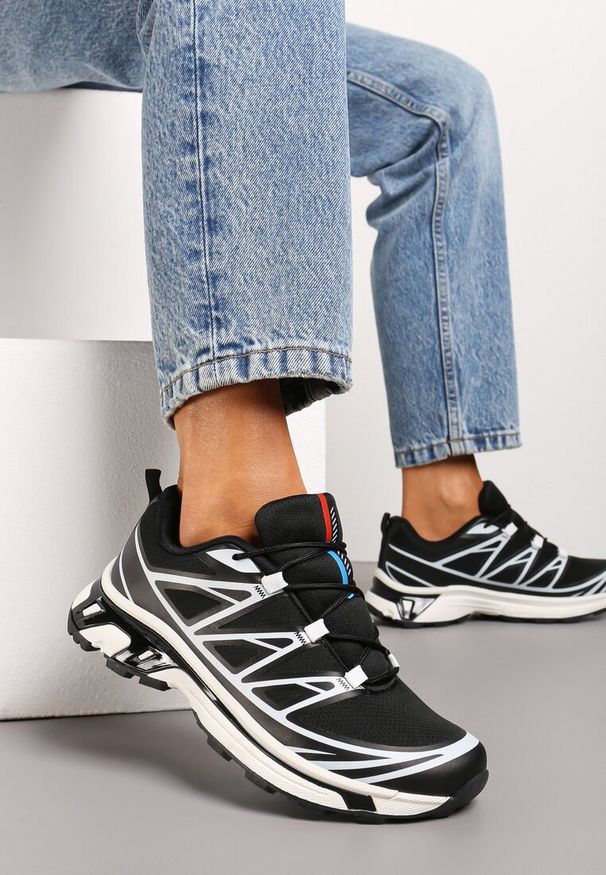 Born2be - Czarne Sneakersy przed Kostkę Ściągane Gumką z Ozdobnymi Wstawkami na Cholewce Axliara. Wysokość cholewki: przed kostkę. Nosek buta: okrągły. Kolor: czarny. Materiał: materiał. Szerokość cholewki: normalna. Obcas: na obcasie. Wysokość obcasa: niski