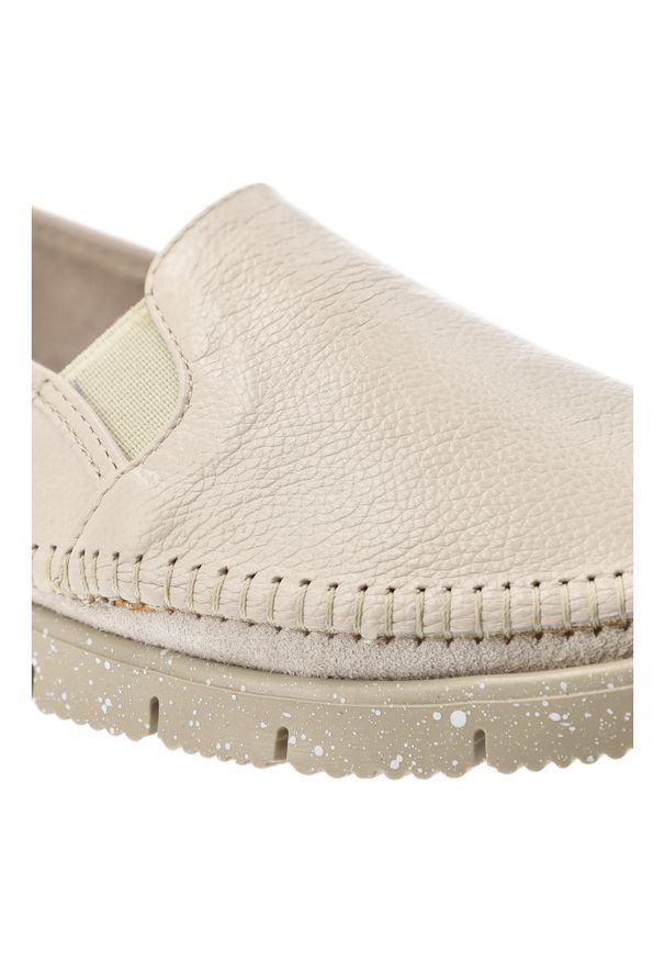 Półbuty damskie Maciejka, cholewka ze skóry naturalnej gładkiej wsuwany fason elastyczne wstawki po bokach widoczne przeszycia wokół noska gruba jedn. Kolor: beżowy. Materiał: skóra. Szerokość cholewki: normalna. Wzór: gładki