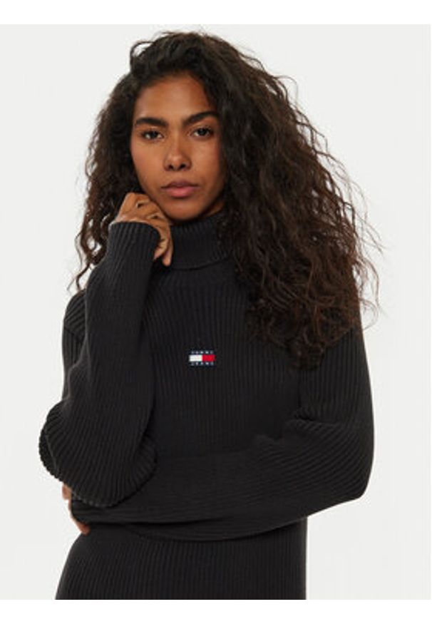 Tommy Jeans Sukienka dzianinowa Tjw Mockneck Badge DW0DW19815 Czarny Regular Fit. Kolor: czarny. Materiał: bawełna