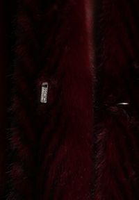 Renee - Bordowy Futrzany Płaszcz z Kapturem Zdobiony Pionowym Wzorem Elrinrahne. Typ kołnierza: kaptur. Kolor: czerwony. Materiał: futro. Długość rękawa: długi rękaw. Wzór: aplikacja. Styl: klasyczny #4