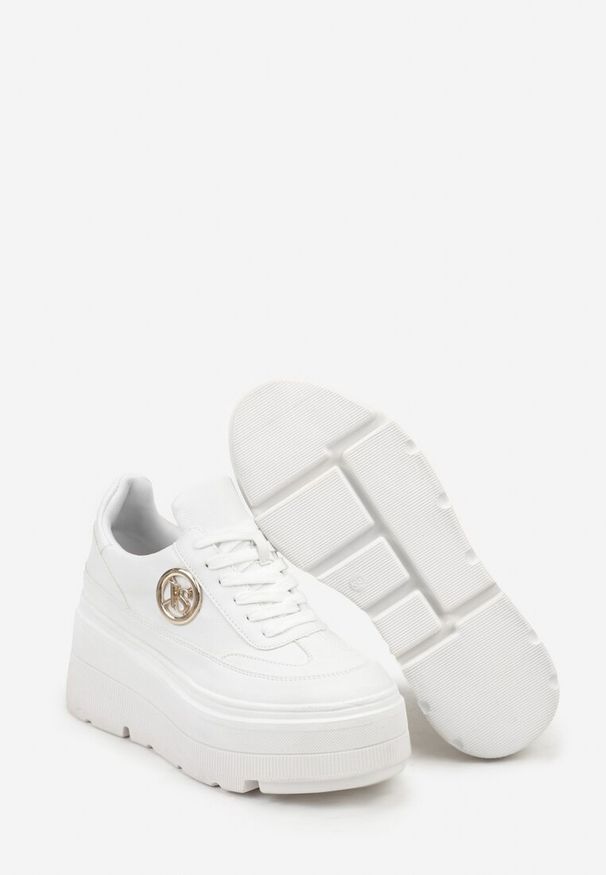 Born2be - Białe Sneakersy Vices na Platformie Zdobione Okrągłą Aplikacją Wodvire. Okazja: na co dzień, na spacer. Nosek buta: okrągły. Kolor: biały. Materiał: jeans. Szerokość cholewki: normalna. Wzór: aplikacja. Obcas: na platformie. Sport: turystyka piesza