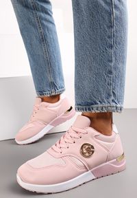 Renee - Różowe Sneakersy Ozdobione Metalicznymi Wstawkami Dabriele. Nosek buta: okrągły. Zapięcie: sznurówki. Kolor: różowy. Materiał: materiał. Wzór: aplikacja. Obcas: na obcasie. Wysokość obcasa: niski #3