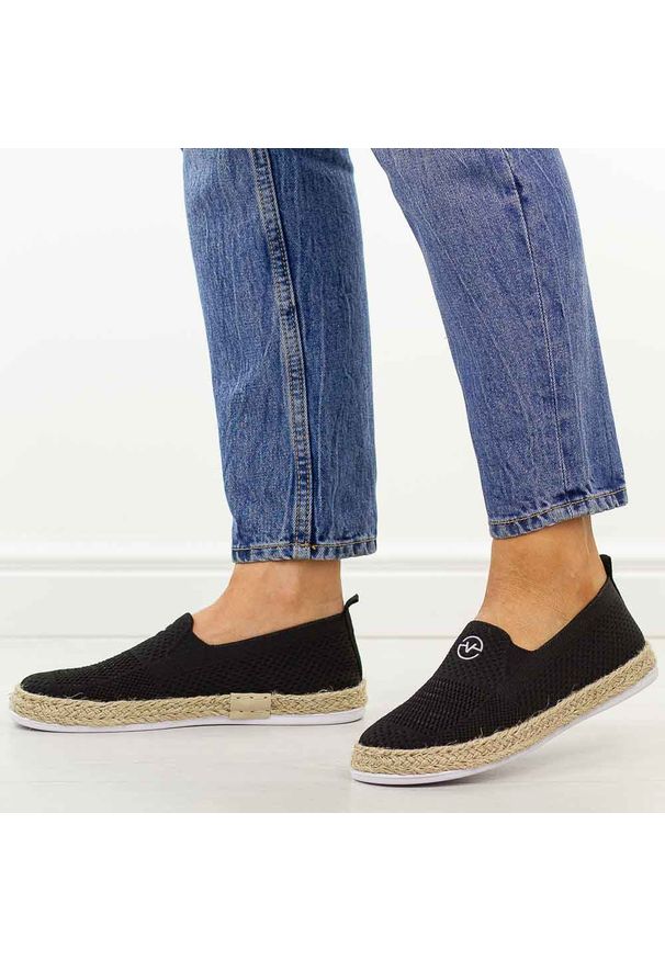 Czarne espadryle damskie Vinceza 13659. Okazja: na spacer, na co dzień. Nosek buta: okrągły. Kolor: czarny. Materiał: tkanina. Szerokość cholewki: normalna. Sezon: wiosna, lato. Styl: casual, elegancki, klasyczny