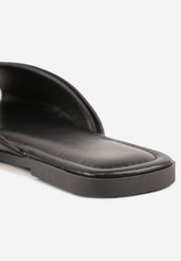 Born2be - Czarne Płaskie Klapki z Metaliczną Aplikacją na Marszczonym Pasku Lilaya. Okazja: na co dzień. Kolor: czarny. Materiał: len. Wzór: aplikacja. Styl: elegancki, casual #2