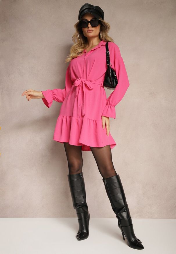 Renee - Różowa Koszulowa Sukienka Mini z Falbanką i Wiązanym Paskiem Blisotta. Kolor: różowy. Materiał: materiał. Typ sukienki: koszulowe. Długość: mini