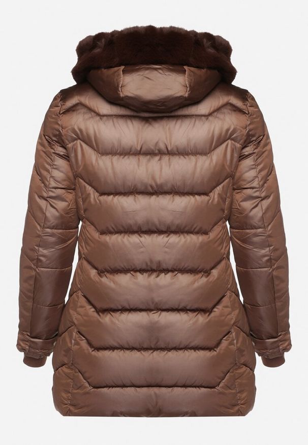 Born2be - Brązowa Kurtka z Pikowanymi Przeszyciami i Odpinanym Futerkiem przy Kapturze Vensie. Okazja: na co dzień. Kolekcja: plus size. Kolor: brązowy. Materiał: futro. Styl: klasyczny, casual, elegancki