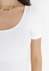 Born2be - Biały Prążkowany Kombinezon Bodycon z Krótkimi Nogawkami Tima. Kolor: biały. Materiał: prążkowany. Długość: krótkie. Sezon: lato, wiosna #3