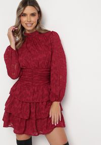 Born2be - Czerwona Taliowana Sukienka Mini Koronkowa z Falbankami Ciluna. Typ kołnierza: kołnierz z falbankami. Kolor: czerwony. Materiał: koronka. Długość: mini #5