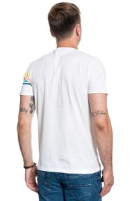 Wrangler - WRANGLER SS RAINBOW TEE OFF WHITE W7F1FK737. Kolor: biały