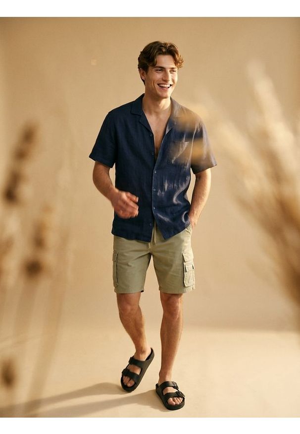 Sinsay - Bawełniane szorty cargo - zielony. Kolor: zielony. Materiał: bawełna