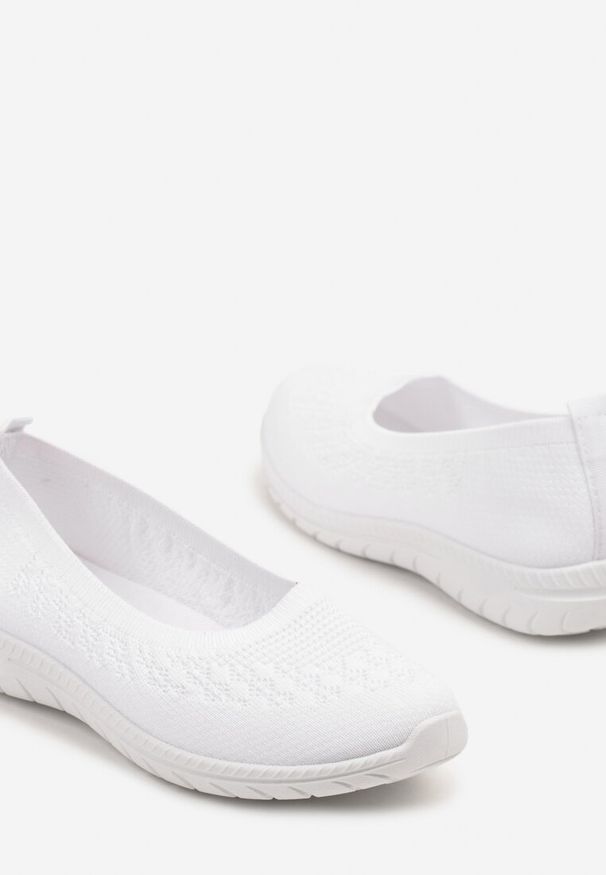 Born2be - Białe Wsuwane Tenisówki z Delikatną Perforacją Firsedi. Okazja: na co dzień. Zapięcie: bez zapięcia. Kolor: biały. Materiał: jeans. Styl: casual, elegancki