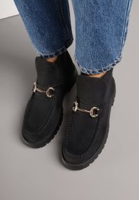 Renee - Czarne Botki w Stylu Loafersów Zdobione Metaliczną Aplikacją Aqianey. Kolor: czarny. Materiał: jeans. Wzór: aplikacja. Styl: klasyczny #7