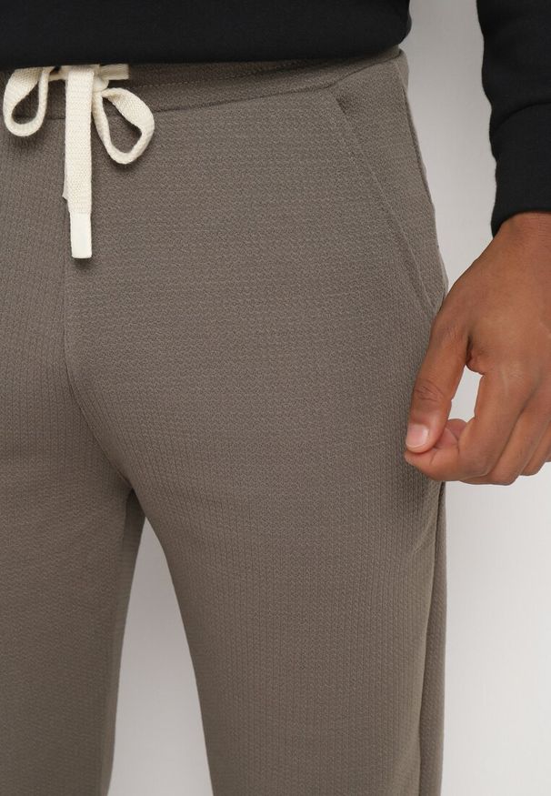 Born2be - Zielone Spodnie Dresowe z Bawełną i Sznurkami Arlania. Okazja: na spacer, na co dzień. Kolor: zielony. Materiał: dresówka, bawełna. Styl: casual, klasyczny