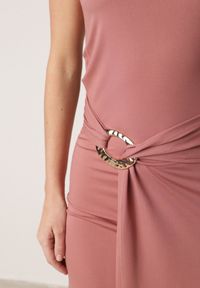 Born2be - Różowa Wizytowa Sukienka Taliowana z Metaliczną Ozdobą Aroos. Okazja: na co dzień. Kolor: różowy. Wzór: aplikacja. Typ sukienki: proste. Styl: wizytowy #6